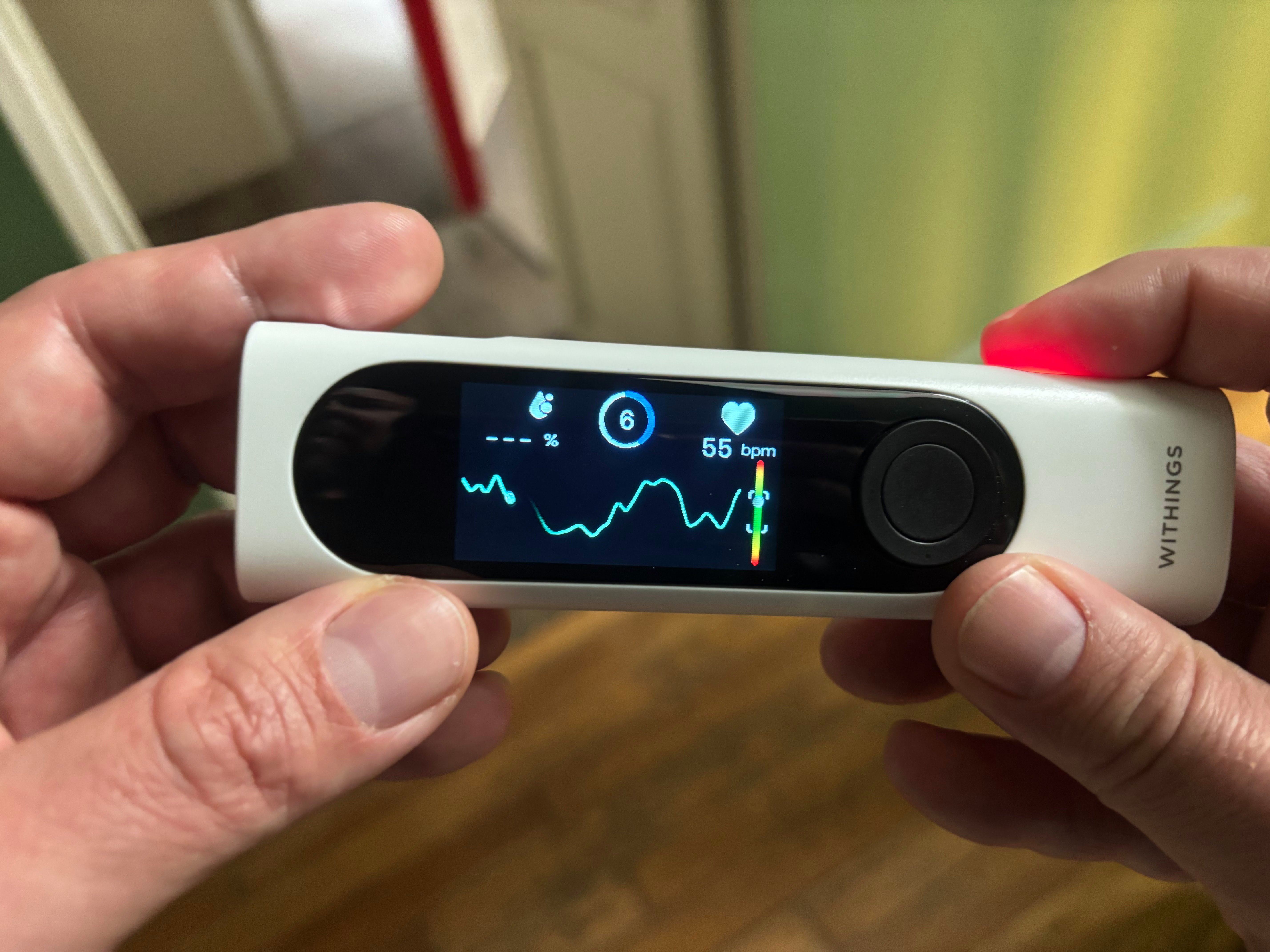 Le Beamo est un couteau suisse médical capable de mesurer l’arythmie cardiaque, le pouls, l'oxygène dans le sang et la température corporelle. Il est en plus équipé d'un stéthoscope pour écouter votre coeur, vos poumons et plus, si affinité. ©Nicolas Guyot pour Clubic