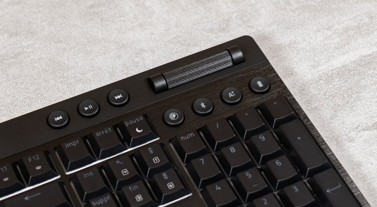 La molette de réglage du volume rapelle d'autres modèles. ©Charles Gouin-Peyrot pour Clubic