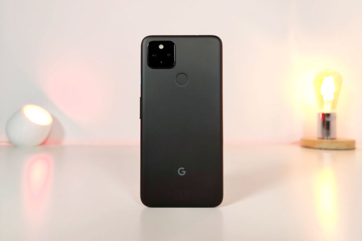 Google Pixel 5 à gauche, Google Pixel 4a à droite © Pierre Crochart et Gabriel Manceau pour Clubic