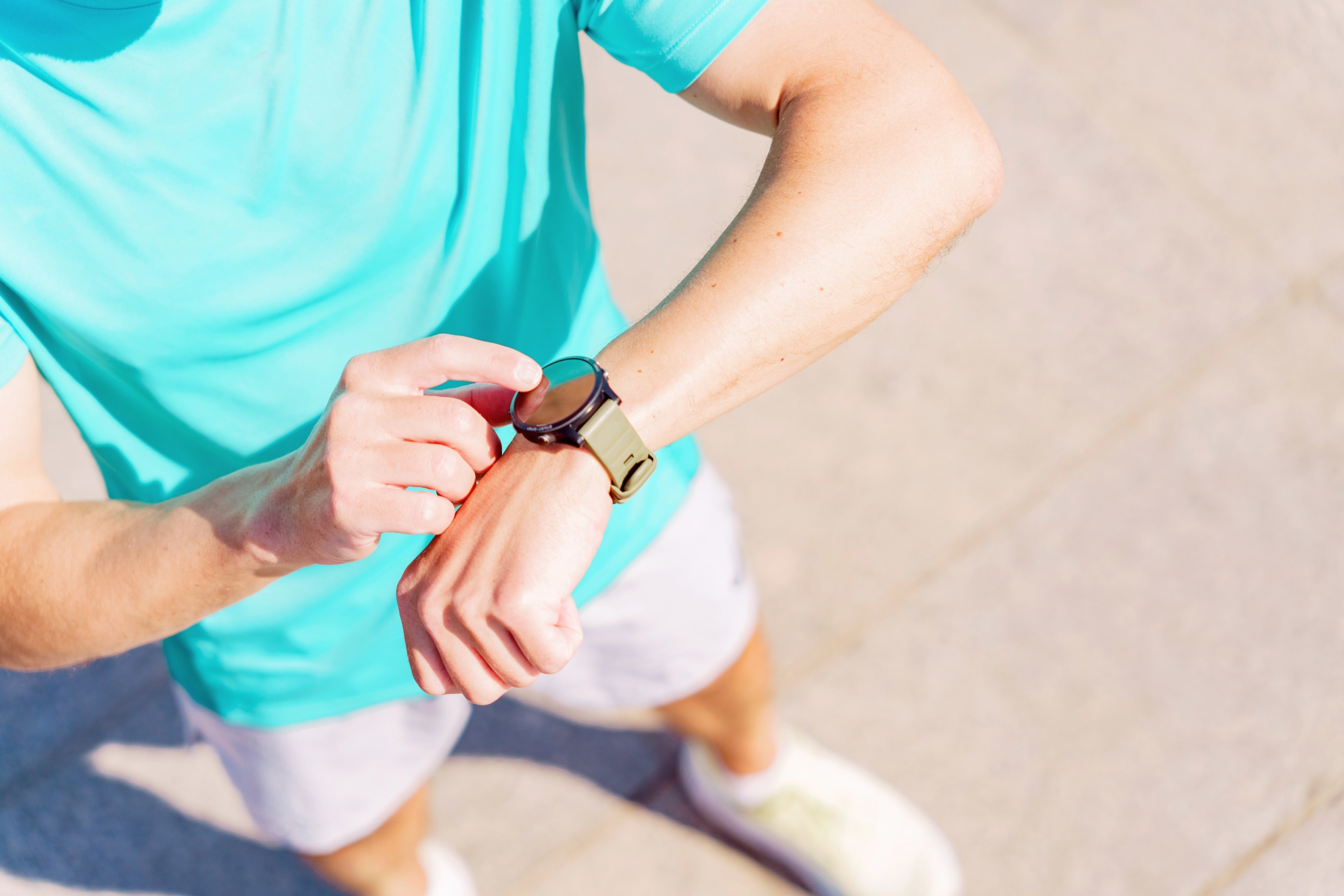 Même si votre montre connectée vous est utile du matin au soir, il est impératif de la retirer de temps en temps ©Shutterstock