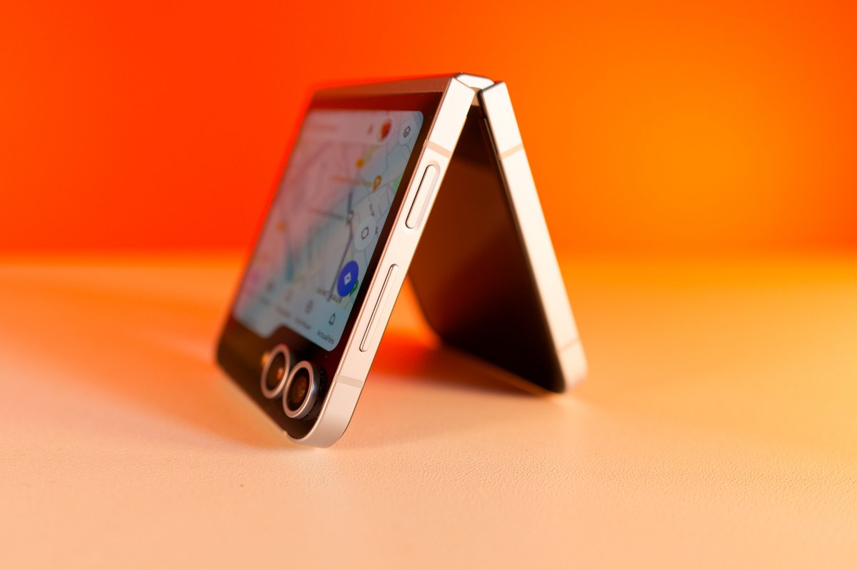 Le Samsung Galaxy Z Flip 6 à demi déplié © Marc Mitrani pour Clubic