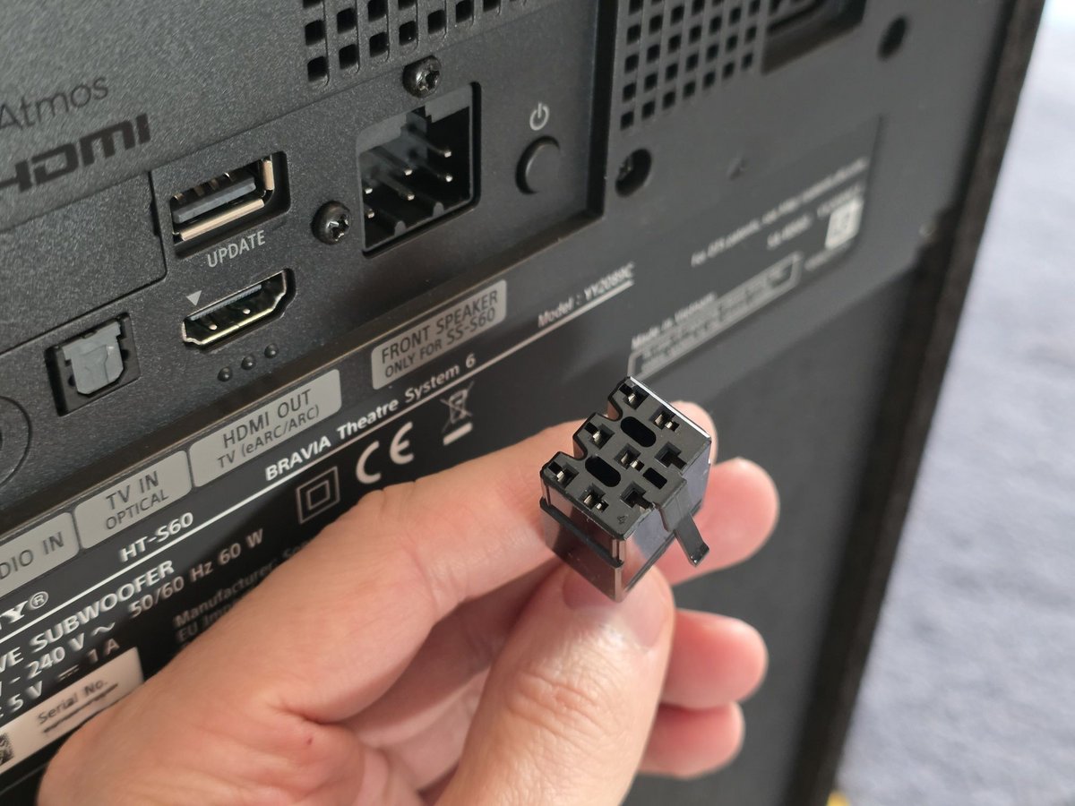 La connectique intégrée au caisson Bravia Theatre System 6 est plutôt simple  © Guillaume Fourcadier pour Clubic