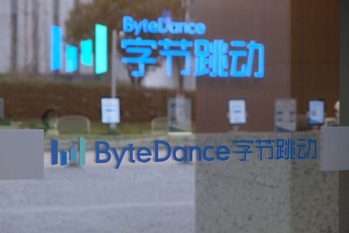 Le logo de ByteDance (TikTok) affiché sur la porte d'un immeuble de l'entreprise © Shutterstock