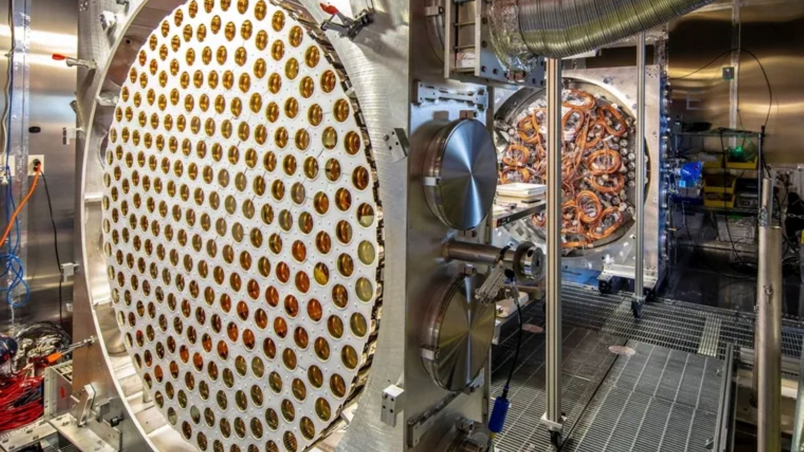 Le détecteur, baptisé LUX-ZEPLIN ou LZ utilise des tubes photomultiplicateurs pour détecter les flashs de lumière émis par les interactions avec différentes particules - ©Matthew Kapust, Sanford Underground Research Laboratory