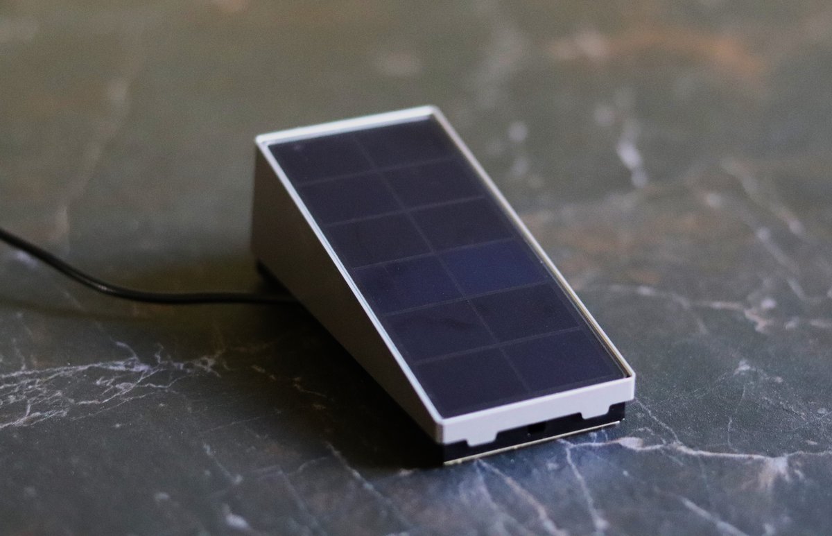 Un panneau solaire permet de maintenir l'EP7 autonome © Jean-Julien Peraut pour Clubic 