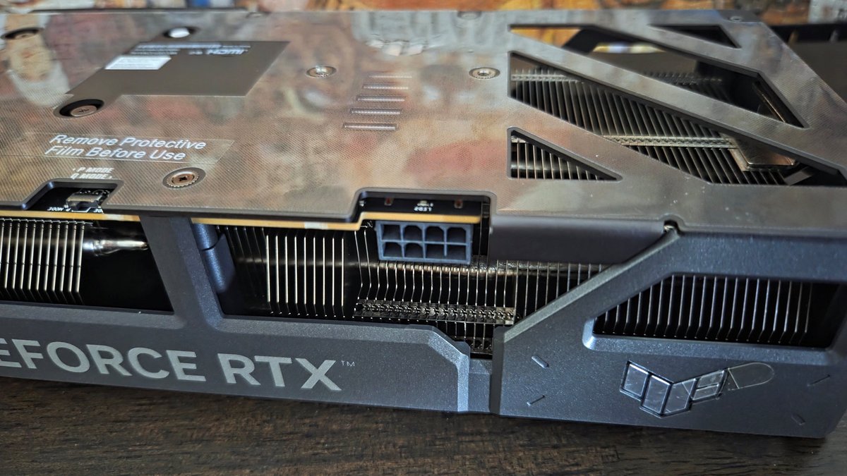 Comme sur les RTX 5060 Ti, le connecteur d'alimentation est un classique 8 broches. ©Nerces pour Clubic