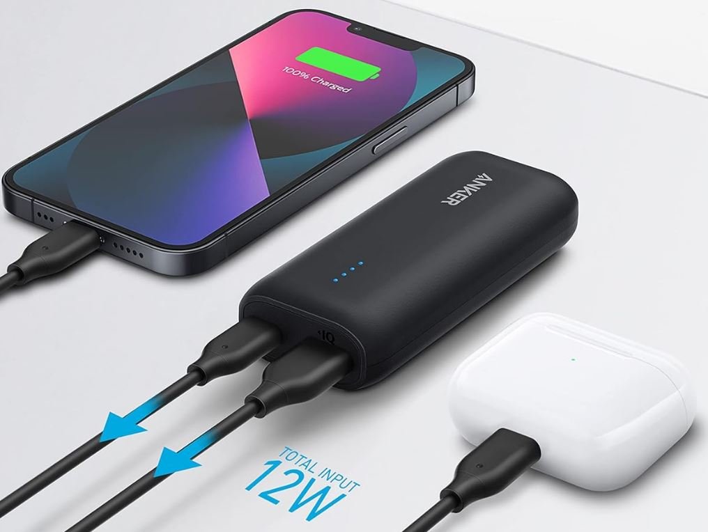 Affichée à 20 euros, la batterie signée Anker permet de recharger deux appareils simultanément © Anker