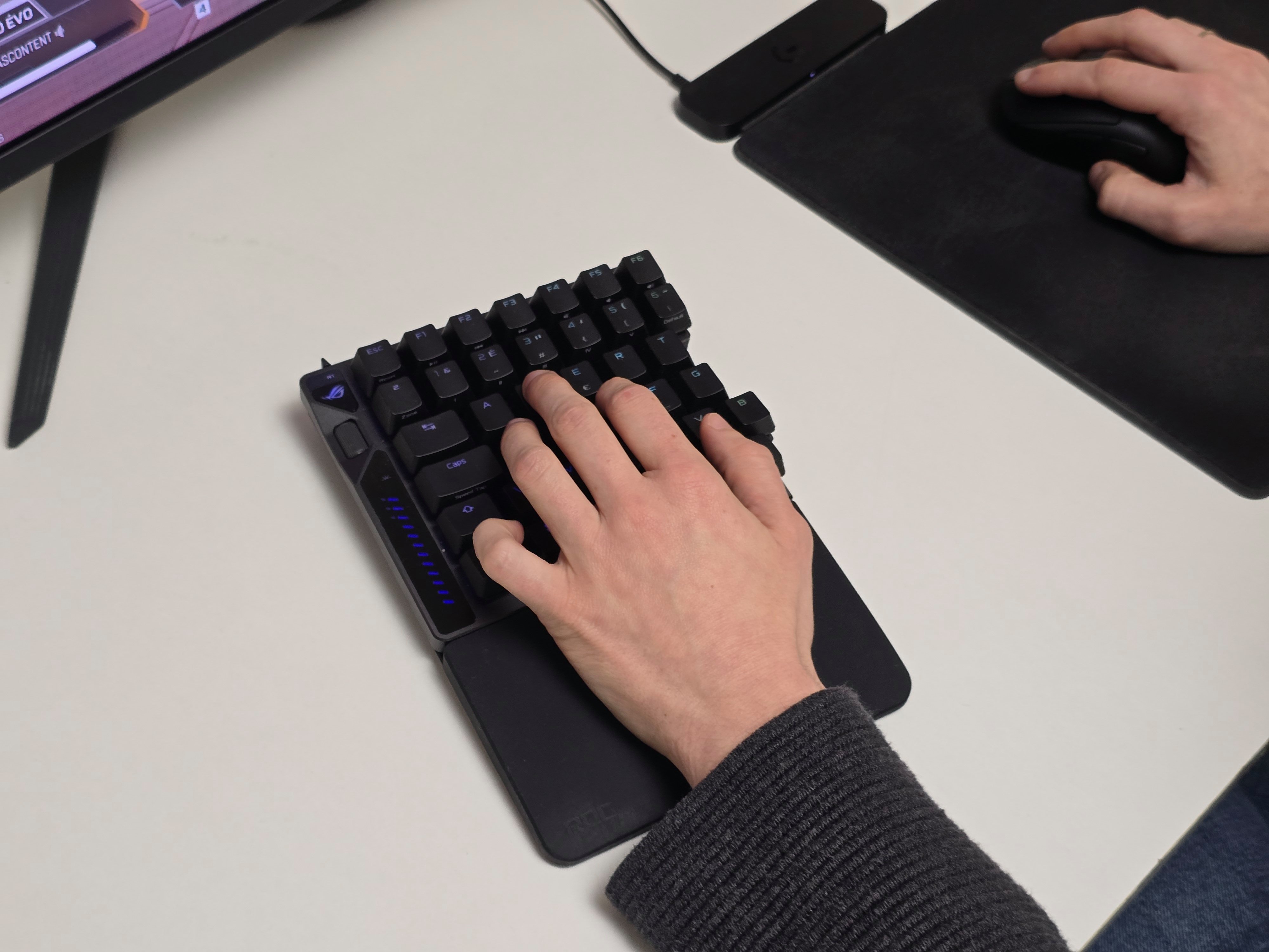 En utilisant exclusivement le module gauche, le ROG Falcata permet de libérer un maximum d'espace sur le bureau. Avec un tapis de souris XXL, cela peut grandement faire la différence dans les jeux de shoot comme Counter-Strike 2, Valorant ou Apex Legends. © Matthieu Legouge
