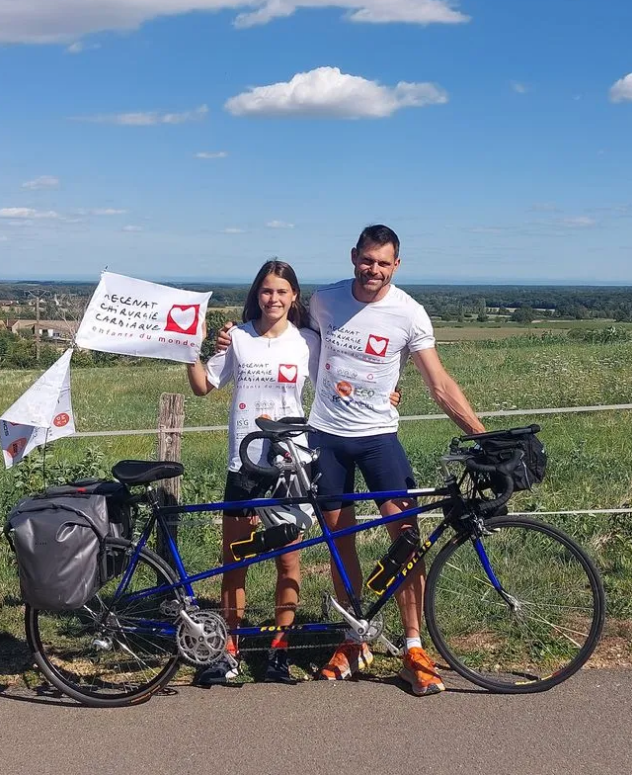  Fredéric de Lanouvelle, sa fille Mathilde de 16 ans et leur tandem Follis équipé pour le voyage © Strava