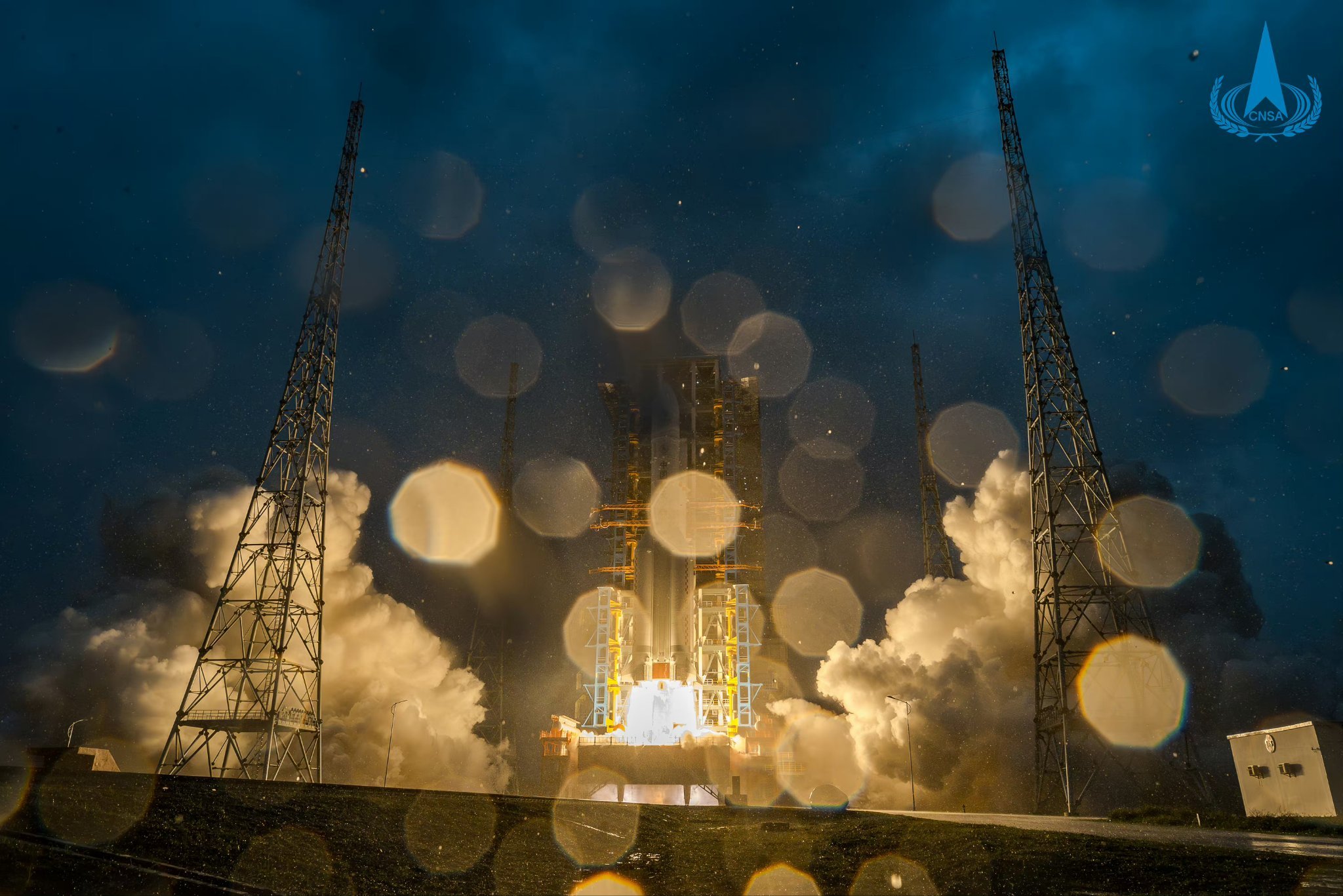 Décollage spectaculaire (et sous la pluie) pour la mission lunaire Chang'e 6 © CNSA