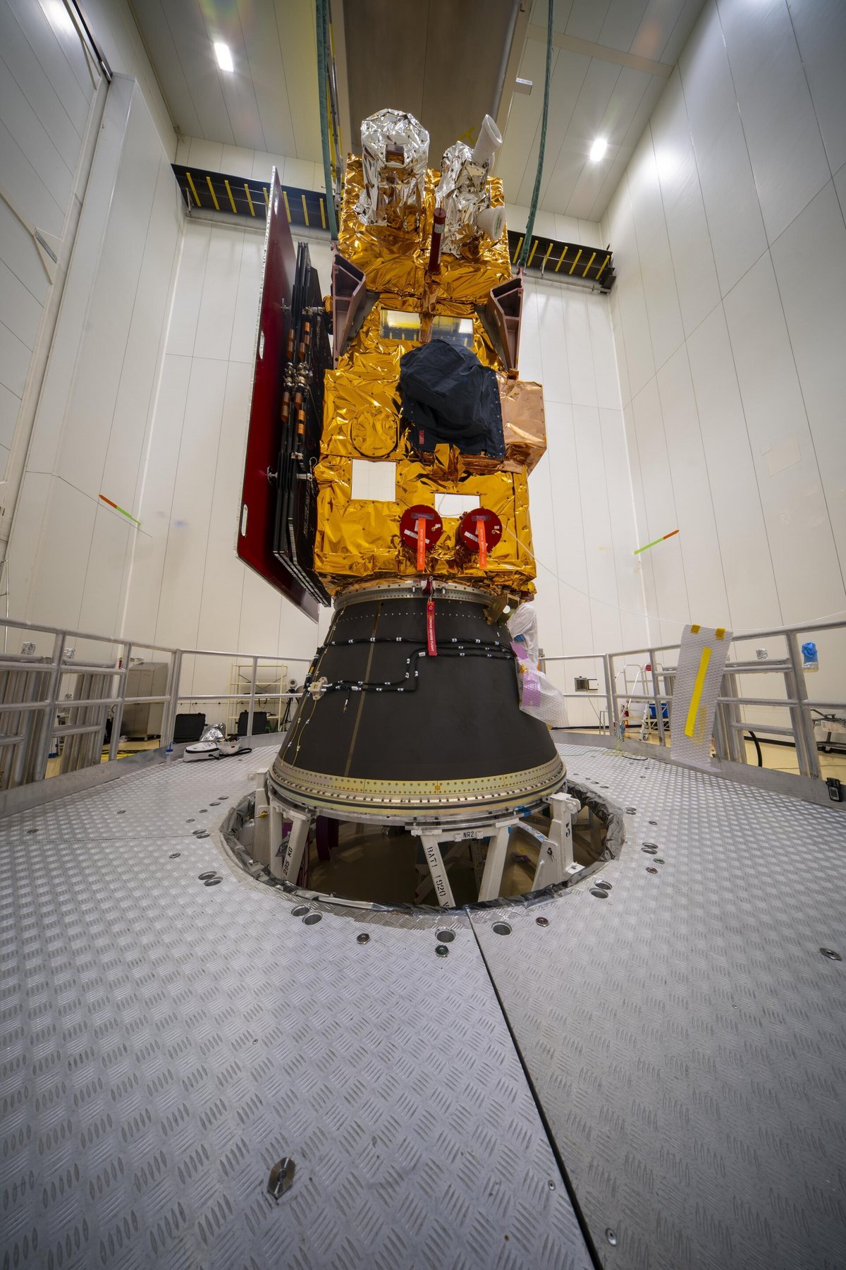 Le satellite Sentinel 2C en salle blanche avant sa mise sous coiffe. Notez qu'il n'a qu'un seul grand panneau solaire sur le côté © ESA / M. Pedoussaut