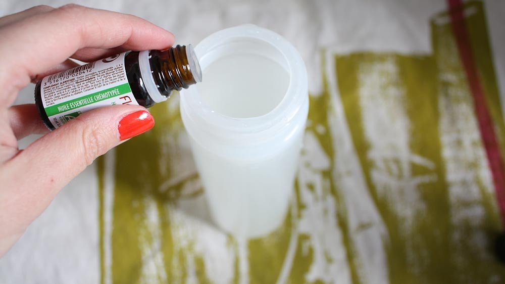 Une goutte d'huile essentielle dans de l'eau claire peut être une alternative au détergent © Clubic 