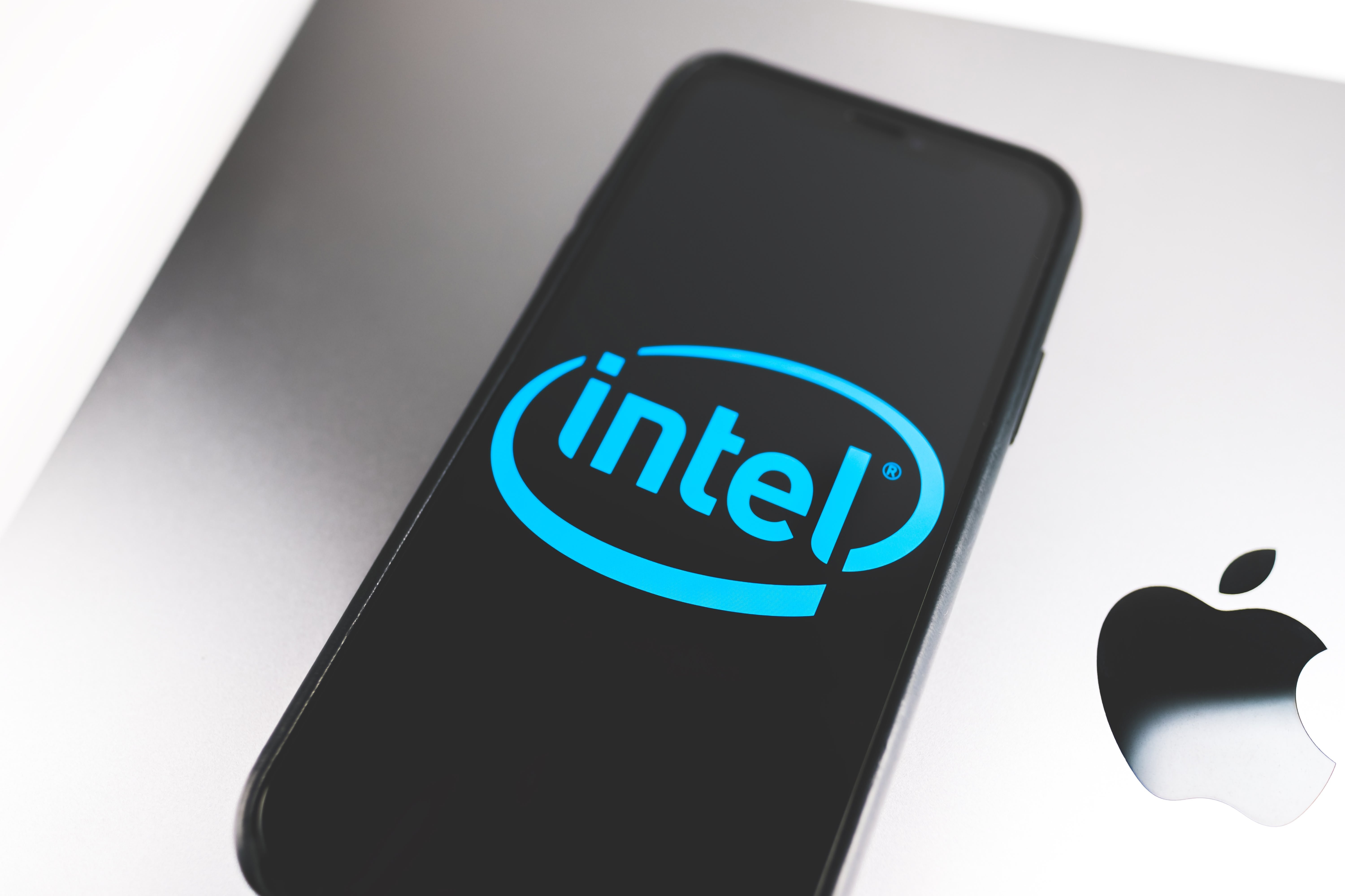 Intel pourrait fabriquer les puces iPhone 21 en 2028 pour le segment non-Pro. © Shutterstock