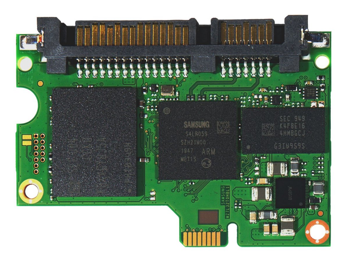 Un PCB particulièrement compact sur les modèles 1 / 2 To © Nerces pour Clubic