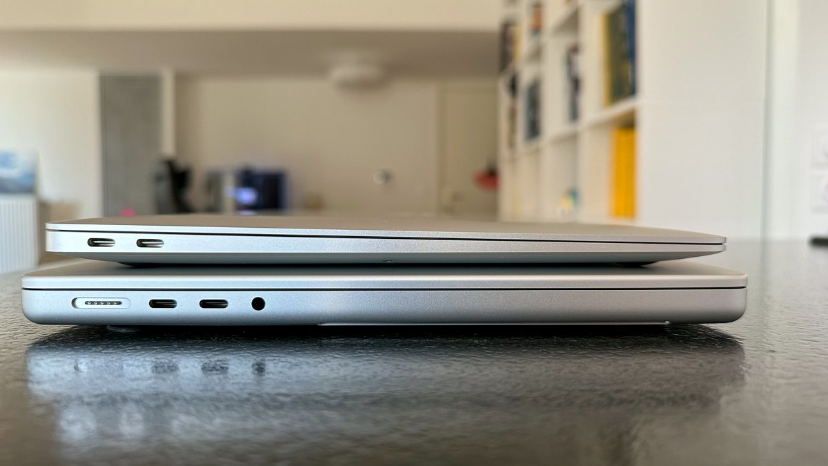 Le MacBook Pro 14 en dessous, et un MacBook Air M1 au-dessus © Colin Golberg pour Clubic