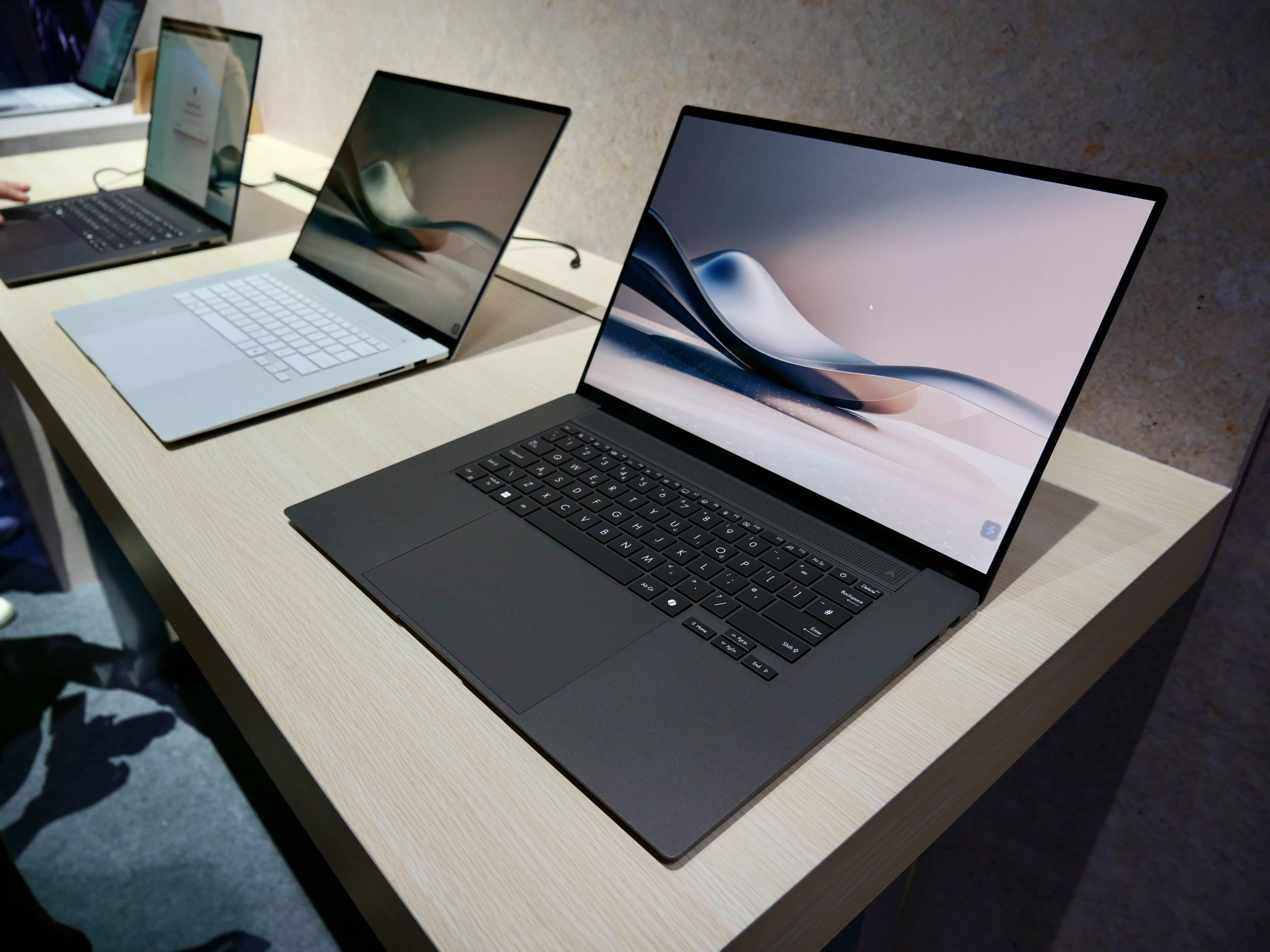 L'arrière du Zenbook S16, en « Ceraluminium » © Nathan Le Gohlisse pour Clubic