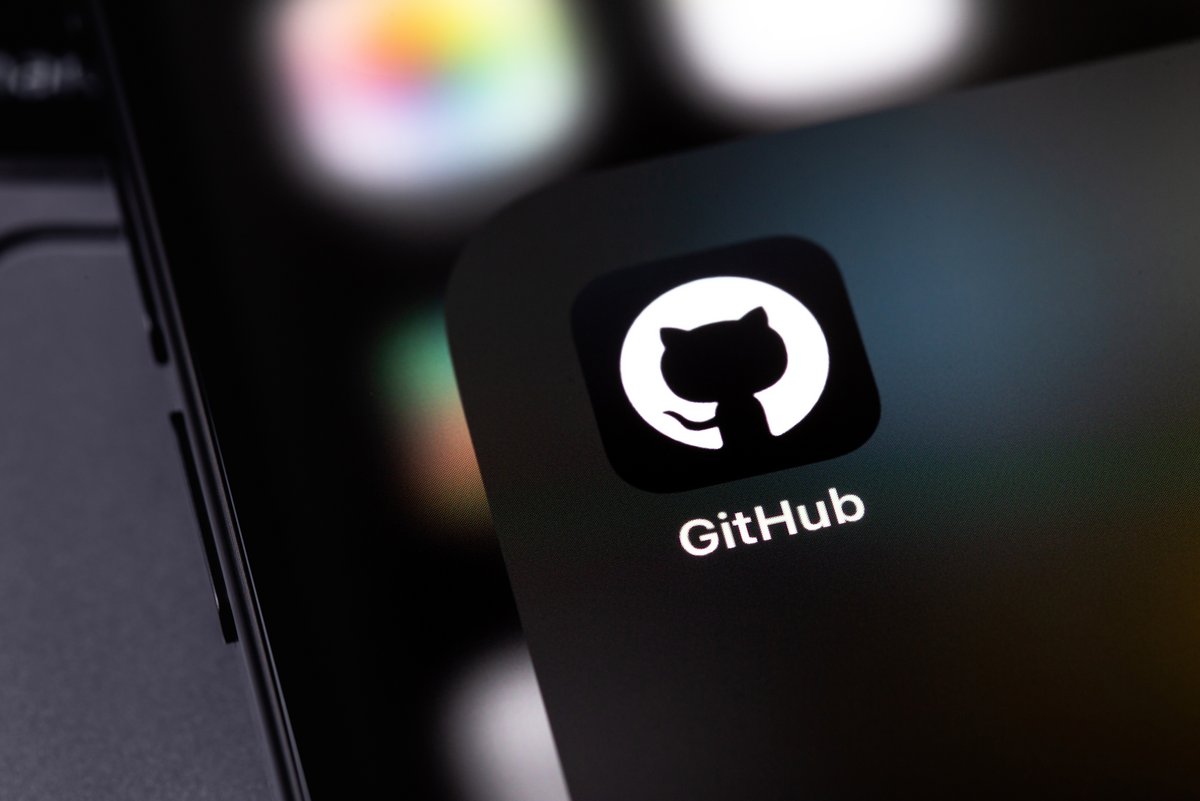  Il existe plus de 330 millions de dépôts de code sur GitHub, couvrant une vaste gamme de projets open-source et privés. © Primakov / Shutterstock