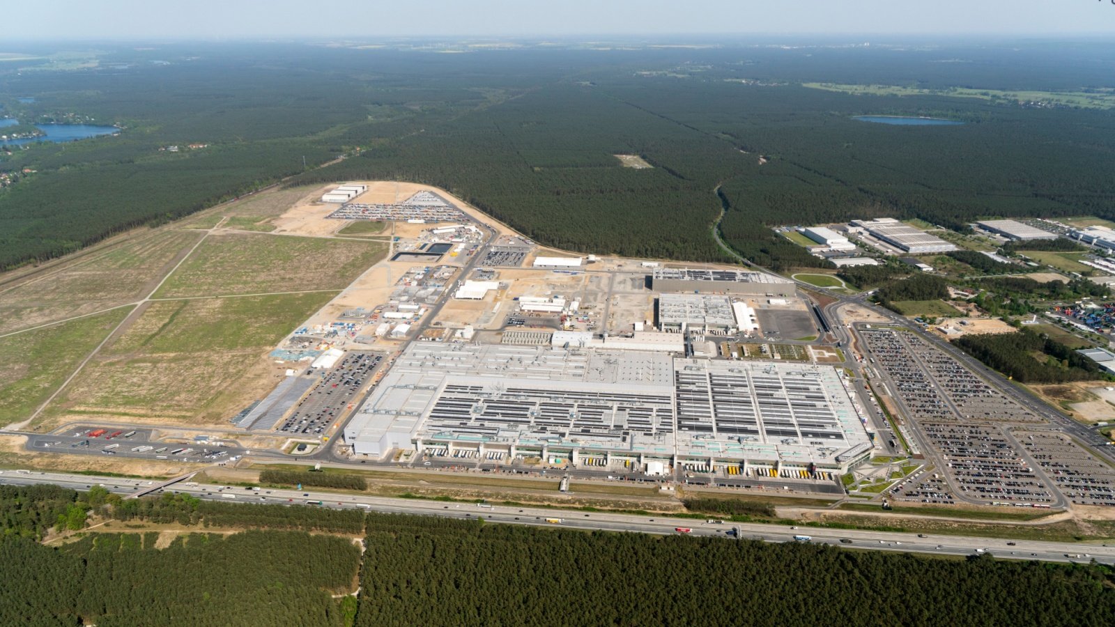 La Giga Berlin Tesla Gigafactory dans les bois de Grünheide allemand, en 2024 - ©Aerovista Luchtfotografie / Shutterstock