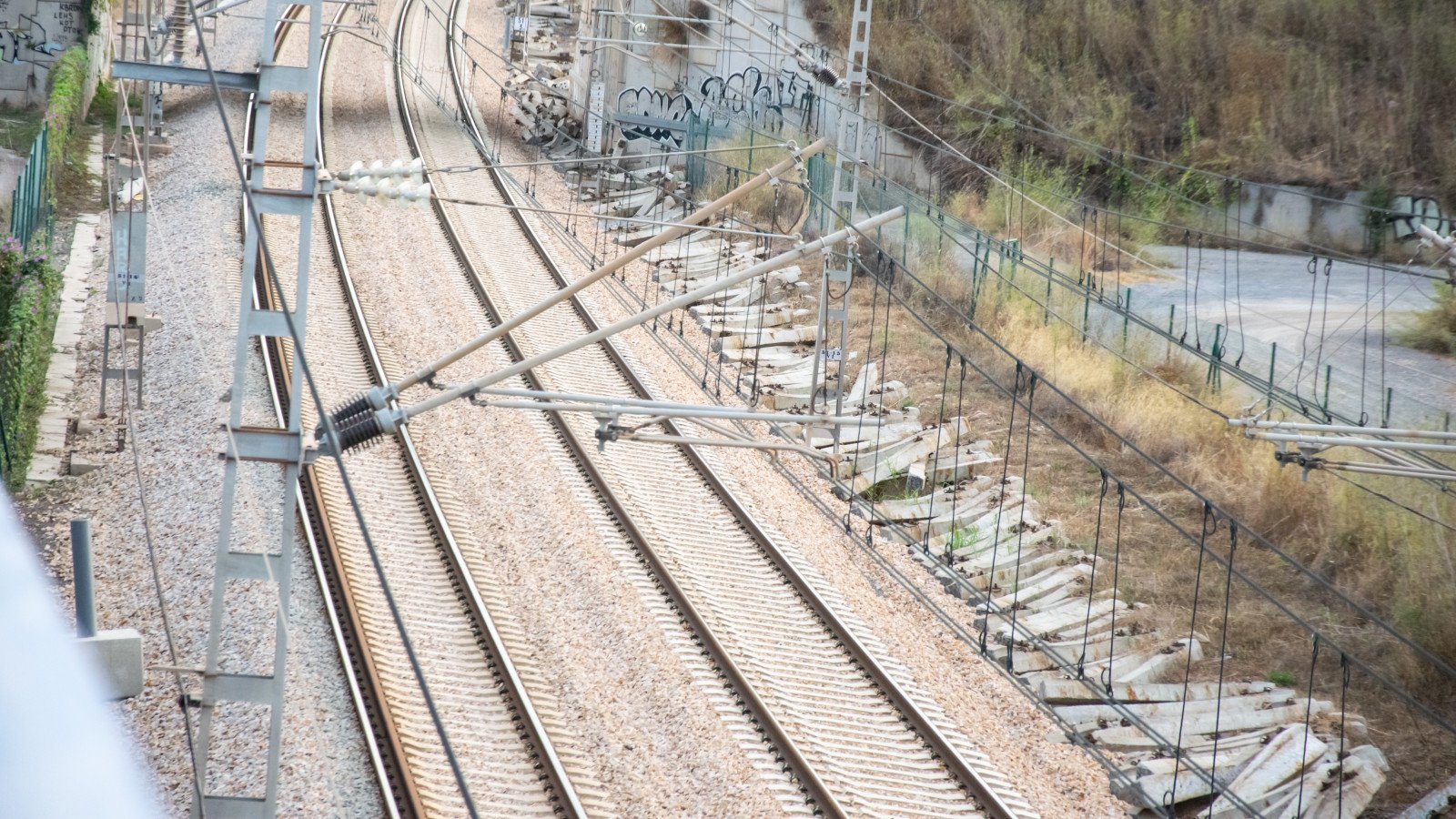 Avec leurs kilomètres de câbles qui longent les voies, les infrastructures ferroviaires sont une véritable mine de cuivre à ciel ouvert pour les voleurs. ©TANYARICO x Shutterstock