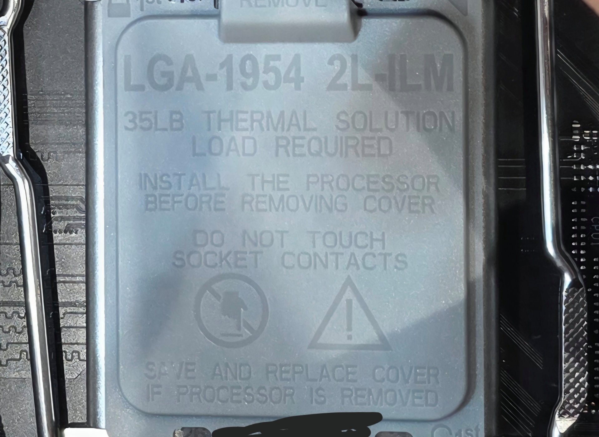 Notez la présence des deux leviers de rétention autour du socket LGA-1954. ©VideoCardz