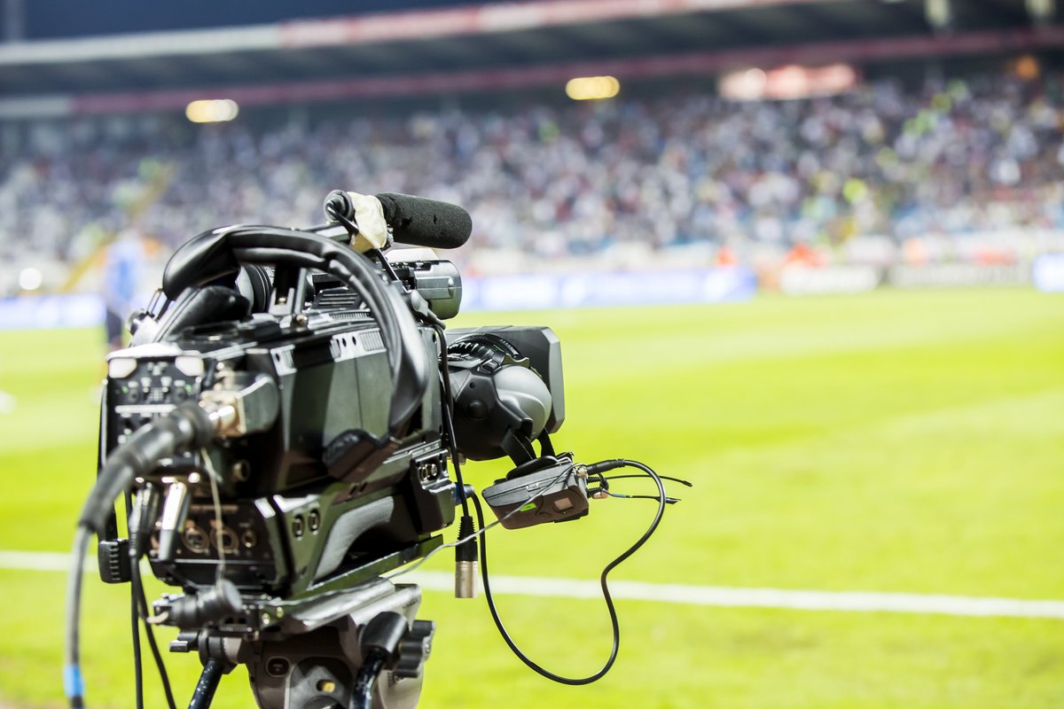 Une caméra film un terrain de football © Fotosr52 / Shutterstock