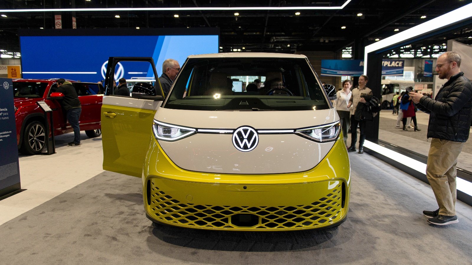 ux États-Unis, Volkswagen a vendu seulement 432 ID. Buzz au troisième trimestre 2026, contre 2 469 un an plus tôt, selon les ventes trimestrielles relevées par CarBuzz - ©OlhaSemeniv / Shutterstock