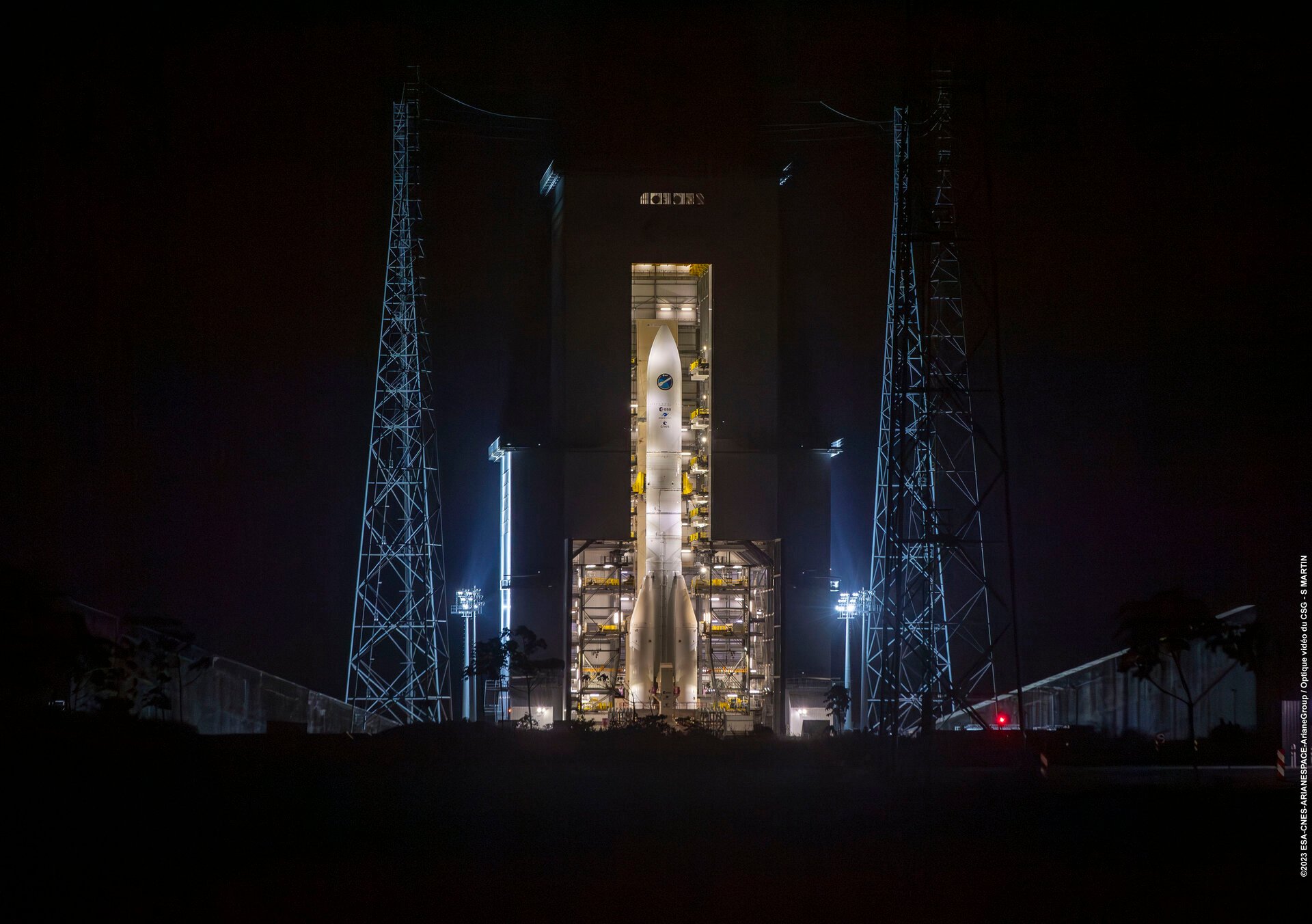 Ariane 6 devant son portique mobile, lors des derniers essais de nuit. © ESA/CNES/Arianegroup/CSG/S.Martin