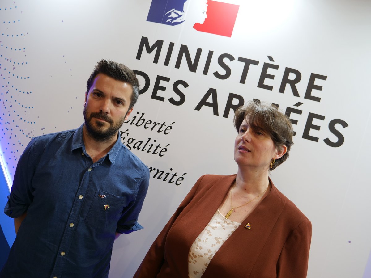 Eva et Franck devant le stand du ministère des Armées, à VivaTech © Alexandre Boero / Clubic