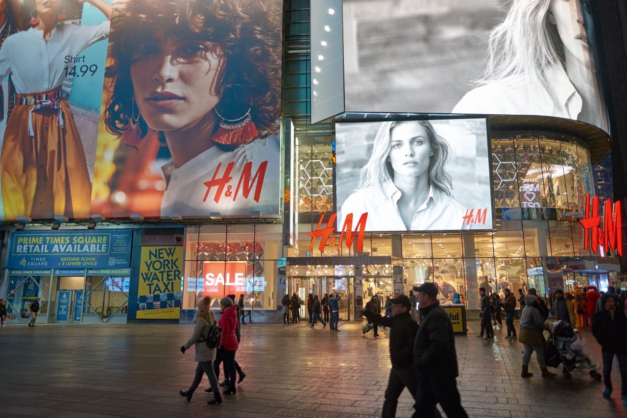 Ces mannequins H&M sont-ils réels ou générés par IA ? - © Sorbis / Shutterstock