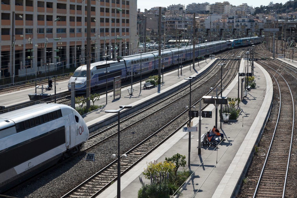 TGV qui entre dans la gare de Nice-Ville © BreizhAtao / Shutterstock.com