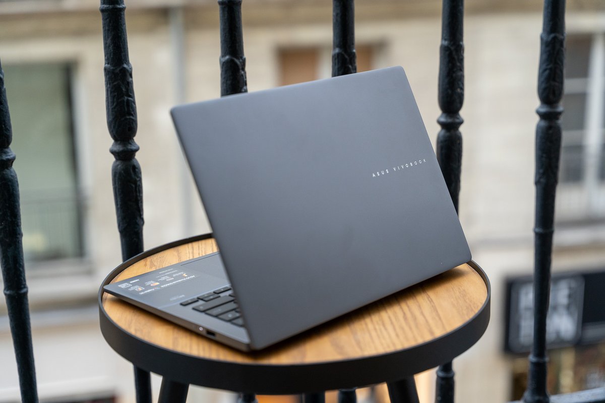 Le Vivobook S14 de dos. © Nathan Le Gohlisse pour Clubic
