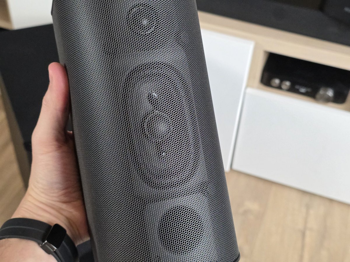 Bien que simples et sans Atmos, les enceintes arrière sont très performantes © Guillaume Fourcadier pour Clubic