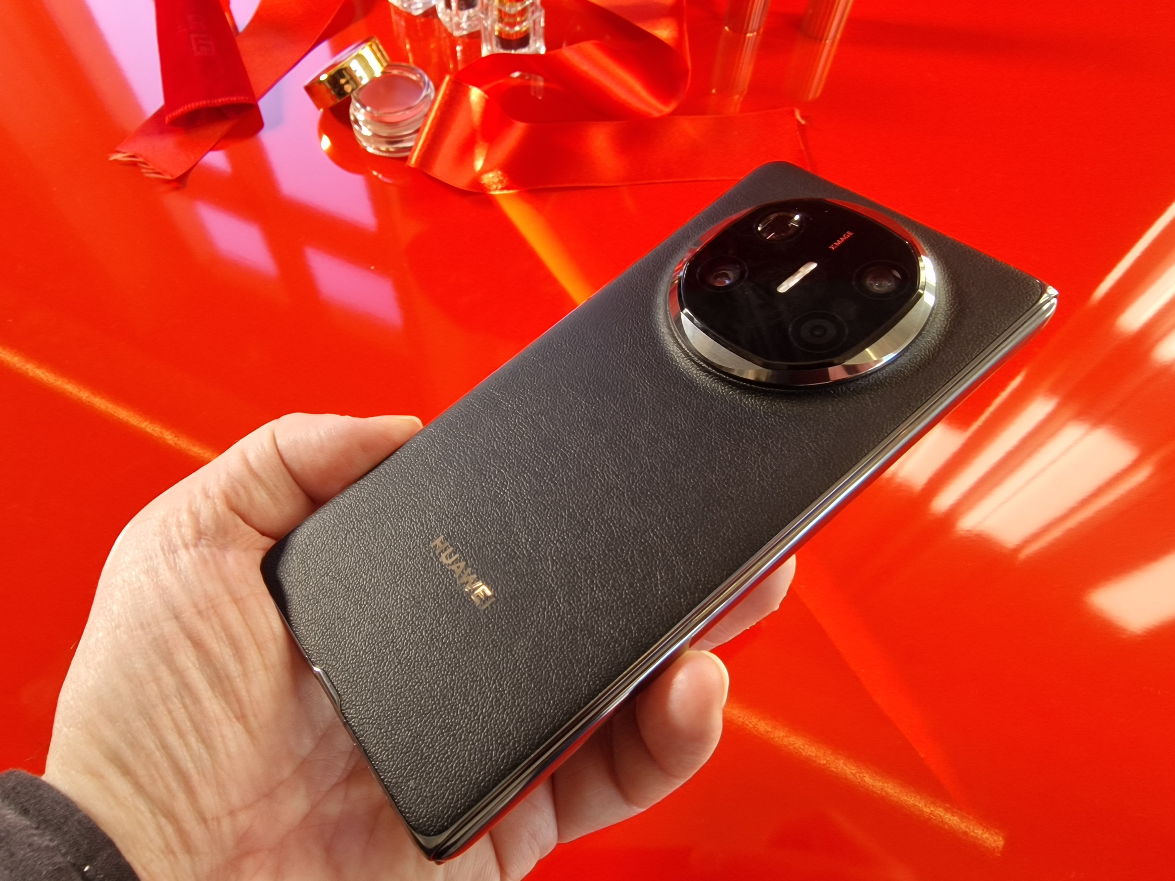Disponible en rouge ou en noir, le smartphone Mate X6 est disponible à partir de 1999€. ©Xavier Regord pour Clubic