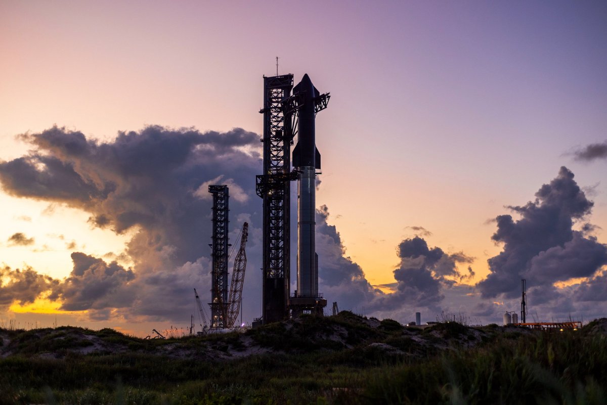 La fusée Starship sur son pas de tir avant un vol test. © SpaceX