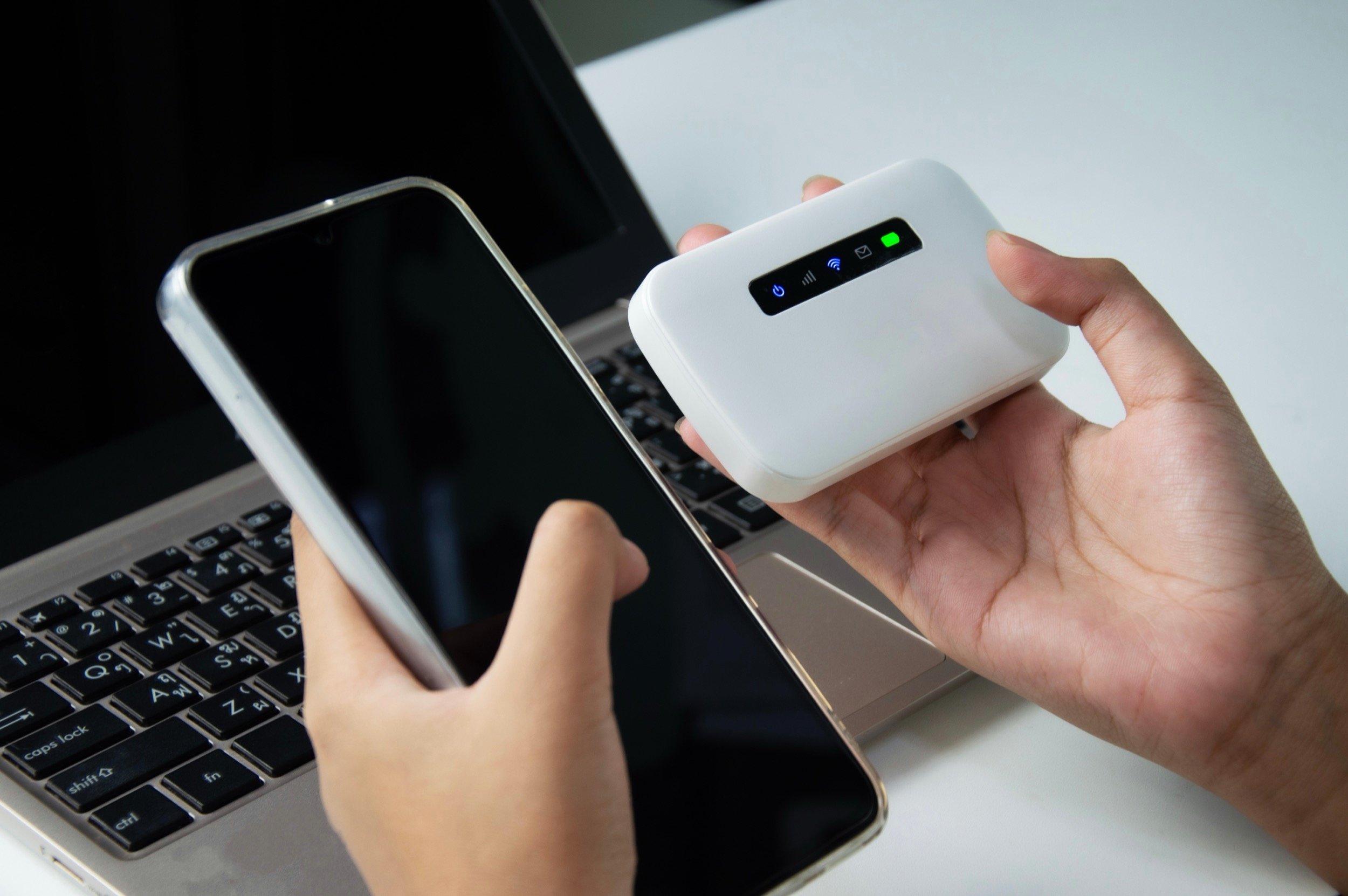 Parmi les solutions les plus fiables, vous pouvez configurer votre VPN sur un routeur de poche avant d'y connecter votre PC. © NMStudio789 / Shutterstock