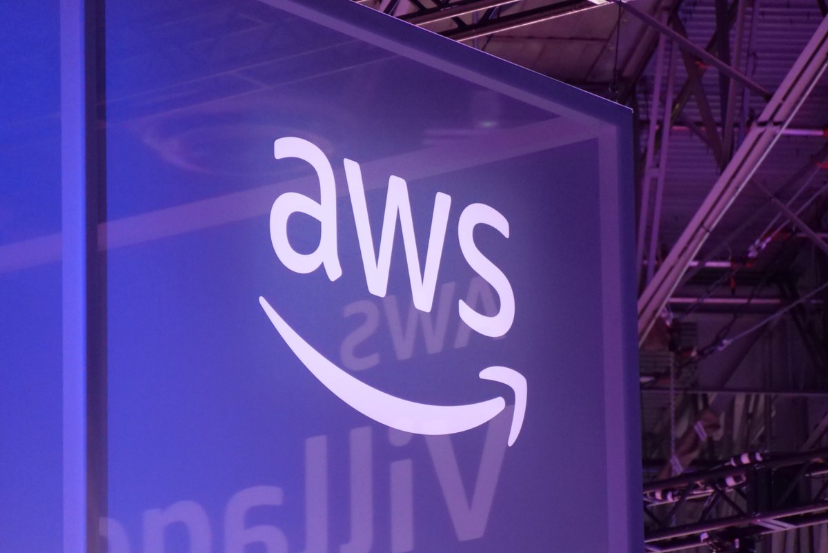 Le logo AWS, ici au AWS re:Invent 2022 (© Alexandre Boero pour Clubic)