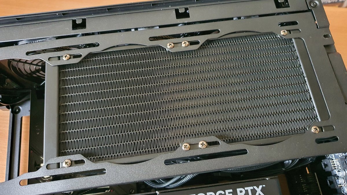 L'imposant radiateur de 240 mm du kit de watercooling © Clubic