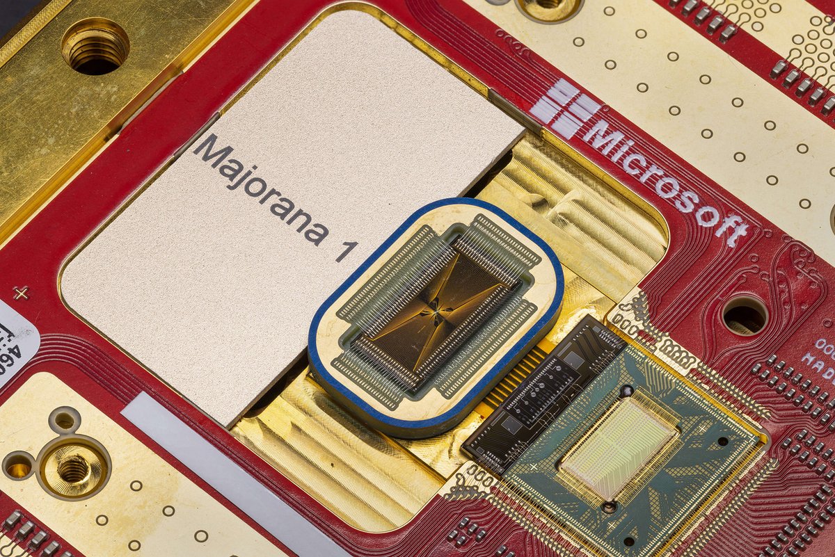 Le processeur quantique Majorana 1 de Microsoft en détail, avec son architecture unique combinant circuits quantiques et classiques sur une puce de la taille d'un timbre-poste © Microsoft