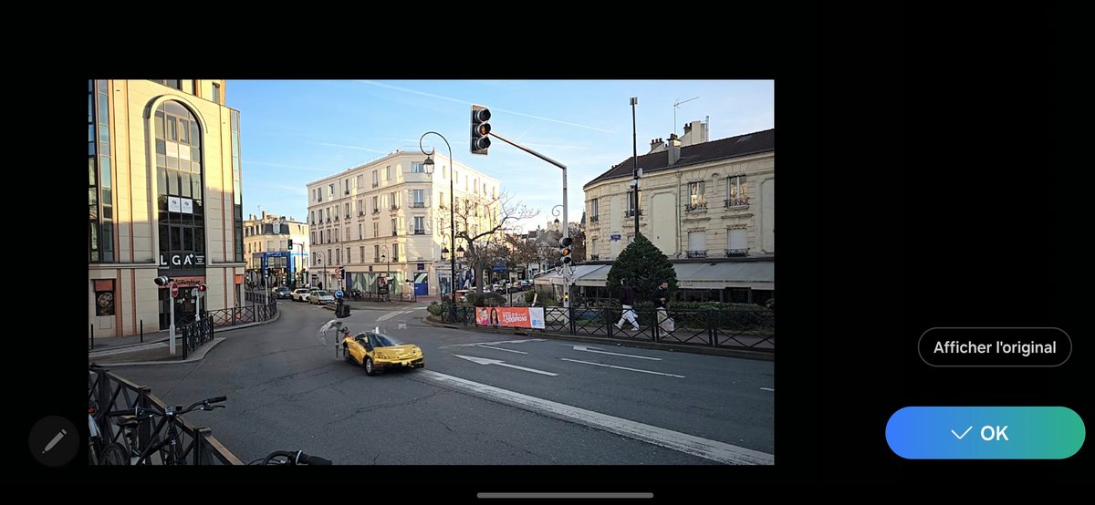 Difficile de savoir pourquoi l'IA a remplacé la voiture blanche par un modèle jaune en mauvais état... © Marc Mitrani pour Clubic