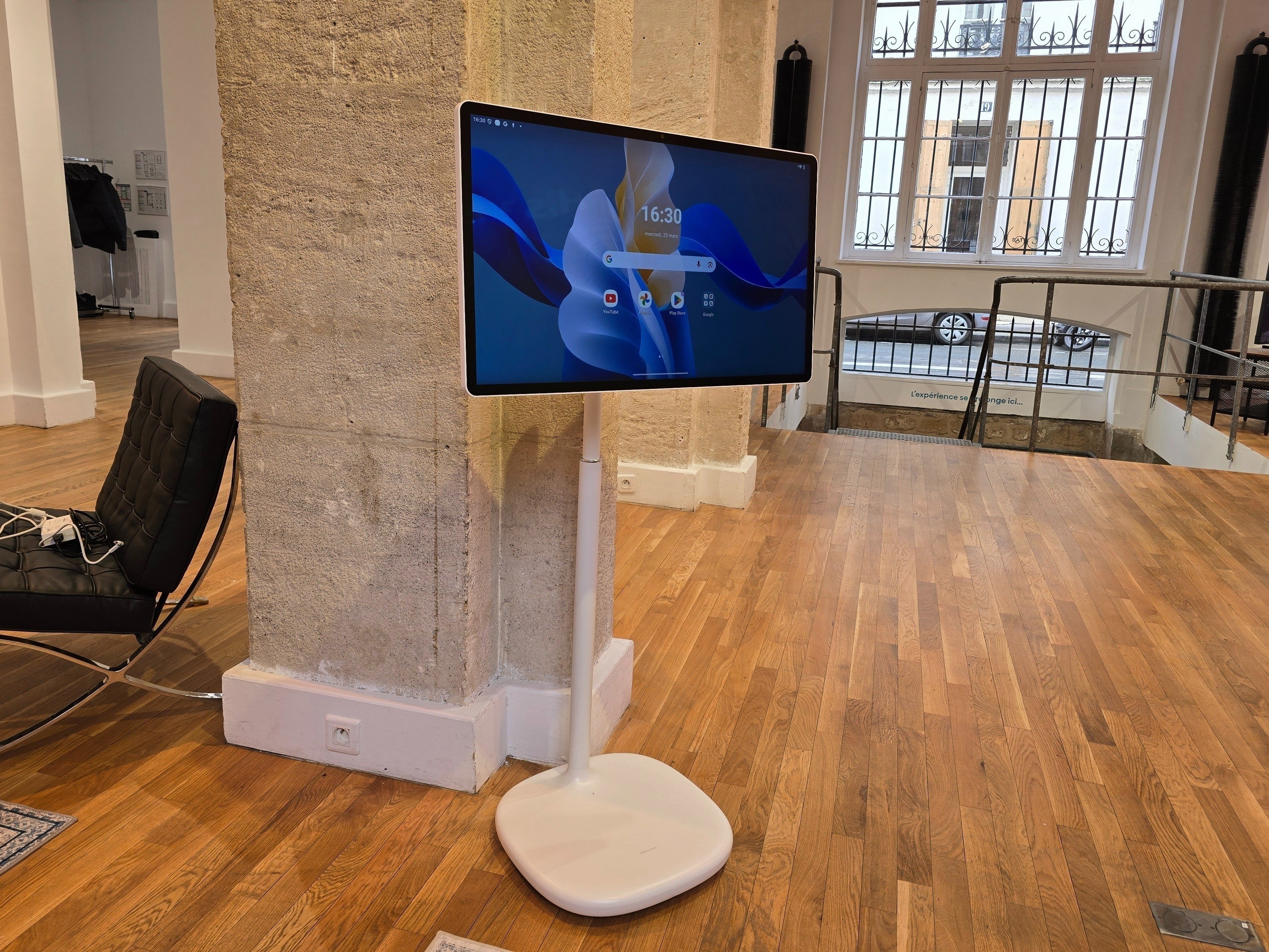 L'Hisense S6, avec sa dalle tactile 4K de 32 pouces et sa batterie intégré dans son pied. © Matthieu Legouge