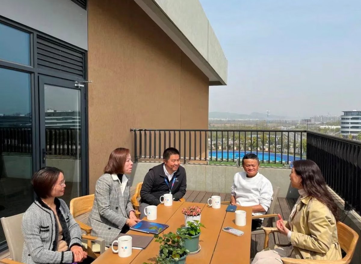 Jack Ma dans une école de Hangzhou © Reuters