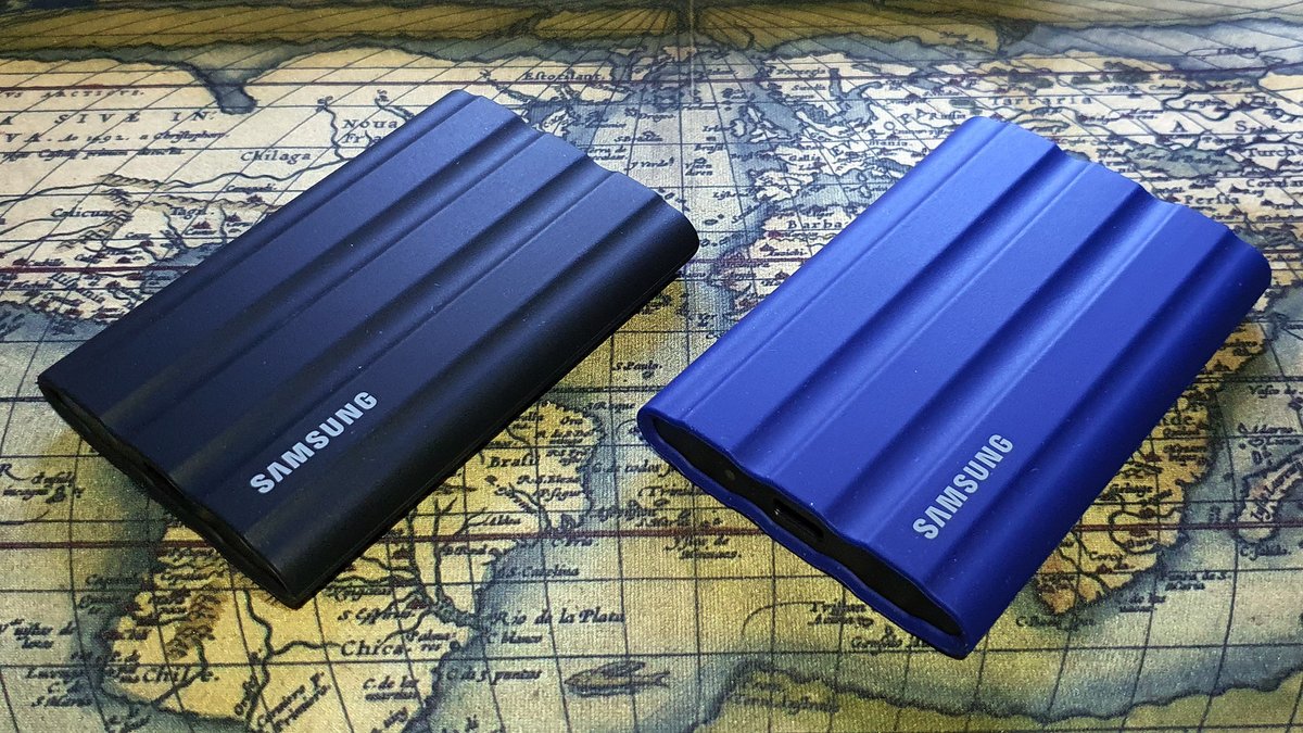 Deux des trois coloris disponibles pour le T7 Shield (blanc, bleu ou noir) © Nerces pour Clubic