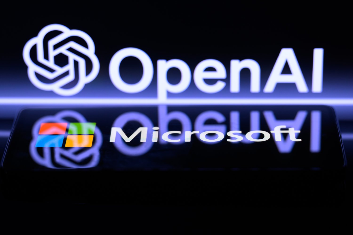 Les logos d'OpenAI et de Microsoft. ©JRdes / Shutterstock