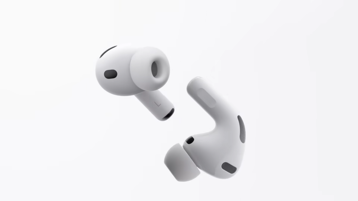 Deux mauvaises surprises si l’habitude avait été prise de recycler les accessoires fournis: les AirPods Pro 3 arrivent sans câble, et il faudra donc compter sur un ancien USB‑C ou un chargeur sans fil pour alimenter le boîtier dès le premier jour. © Apple