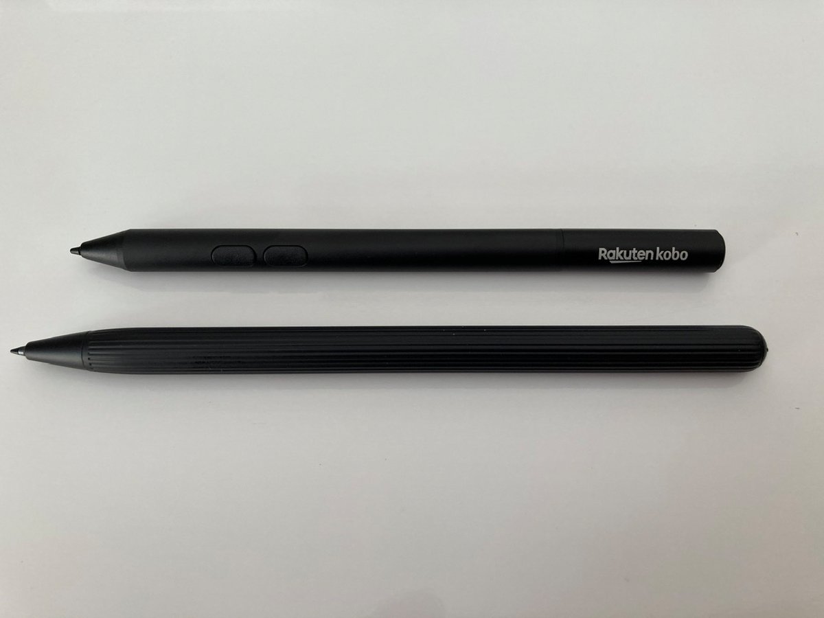 Le stylet Kobo (en haut) face au stylet Onyx (en bas).