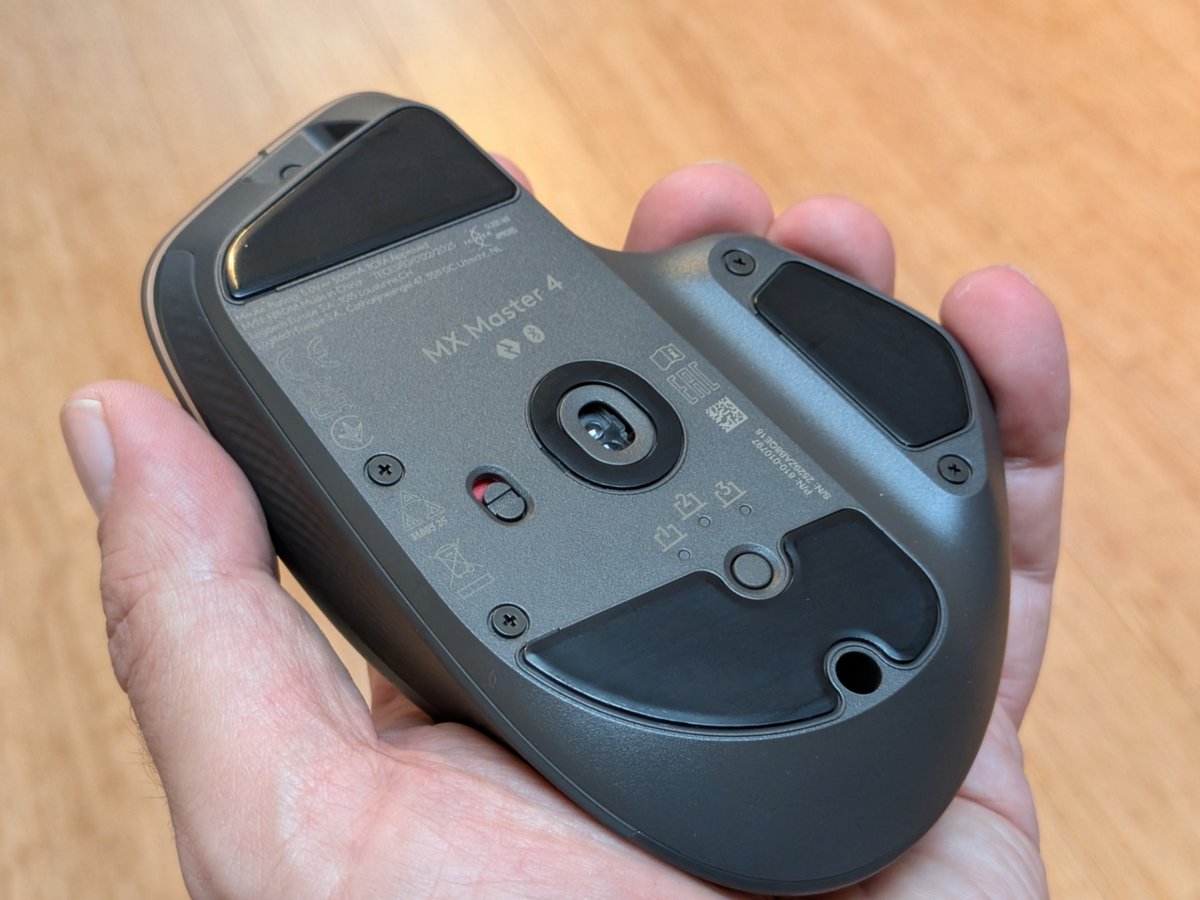 Oh les belles vis cruciformes apparentes ! En bas, le bouton Easy-Switch pour utiliser cette souris sur trois appareils différents. ©Nicolas Guyot pour Clubic