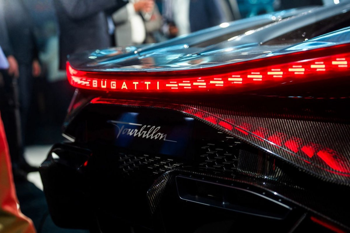 Mme Zelensky n'a pas acheté une Bugatti Tourbillon avec l'argent des États-Unis. C'est une fake news générée par une IA pro-russe © Jack Skeens /Shutterstock