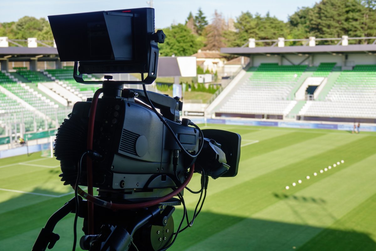 Une caméra de télévision dans un stade de foot © Michael Dechev / Shutterstock