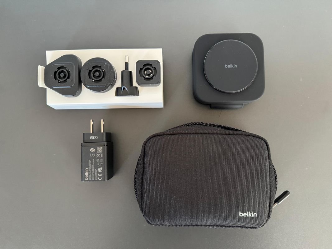 La station est livrée avec une sélection de chargeurs internationaux, ainsi qu'une housse de transport, sans oublier le câble USB-C. ©Stéphane Ficca / Clubic