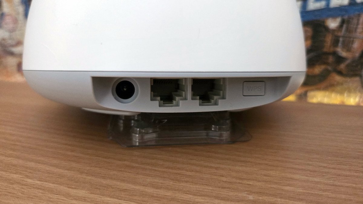Identiques, les connectiques des bornes sont minimalistes, mais l'essentiel est là : deux ports réseau Ethernet en 2,5 GbE. ©Nerces pour Clubic